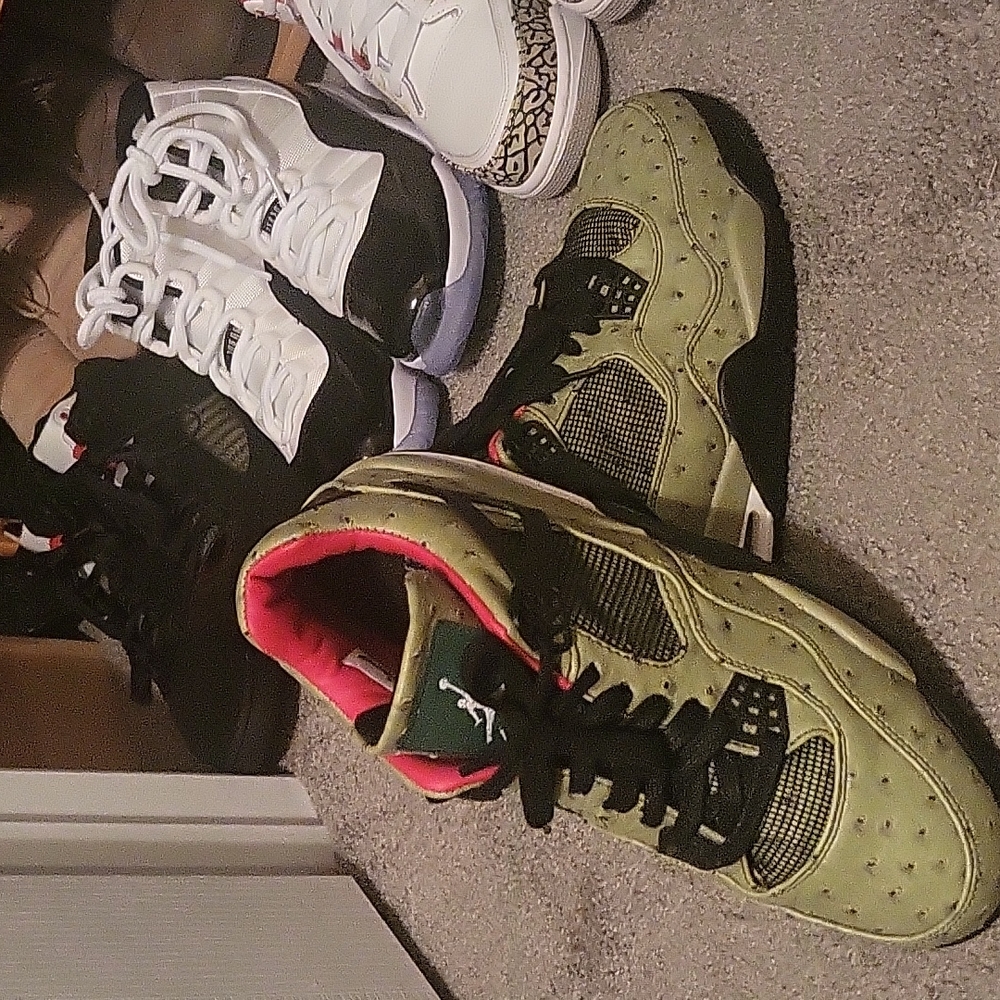 Air jordan 4 Travis Scott. Used wore 3 times. They're to small for me. Damn